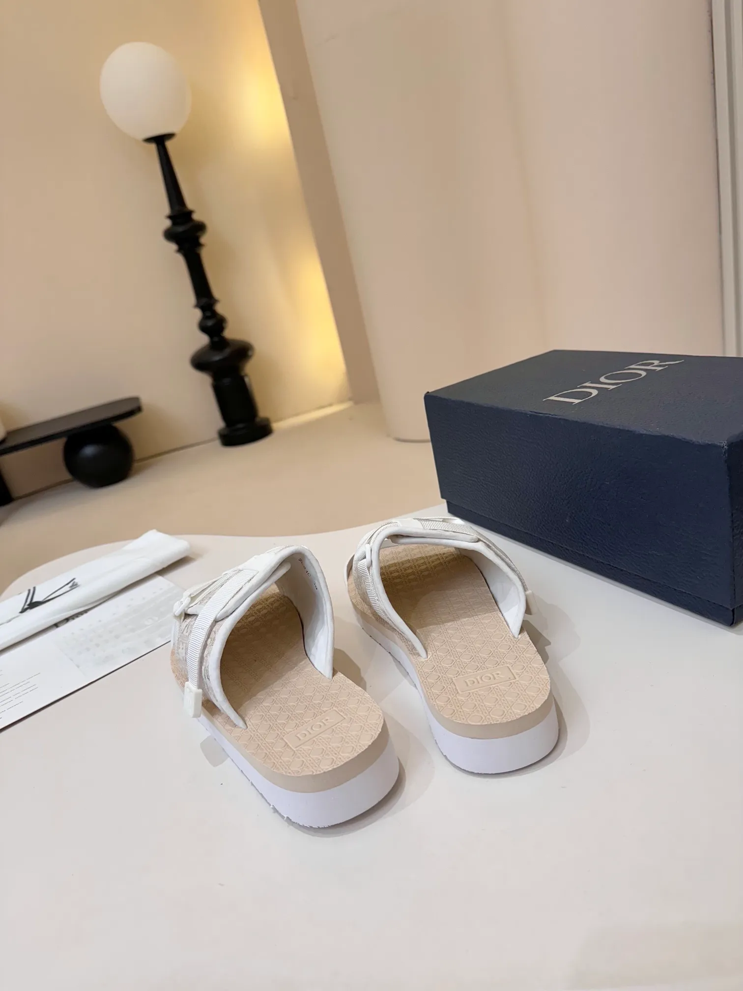 [Dior] P: 300💰 -Size: 38-46 Dior Dior D’s classic men’s slippers, high-end boutique, original material, pure cotton printed canvas upper, fine workmanship, super soft sole, casual, loose and comfortable, a must-have in summer!